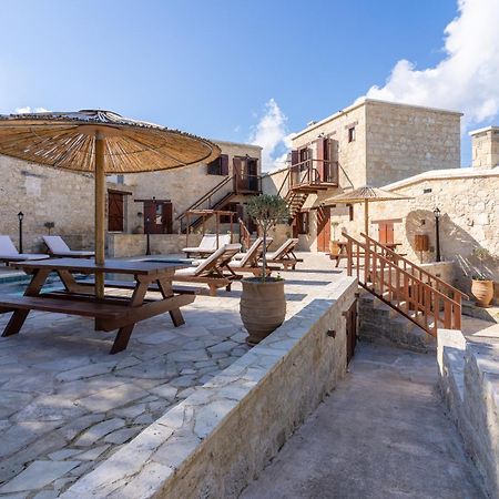 Stone Court Boutique Studios Милю Екстериор снимка