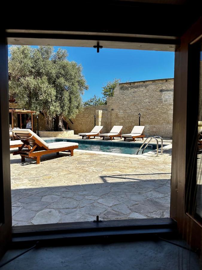 Stone Court Boutique Studios Милю Екстериор снимка