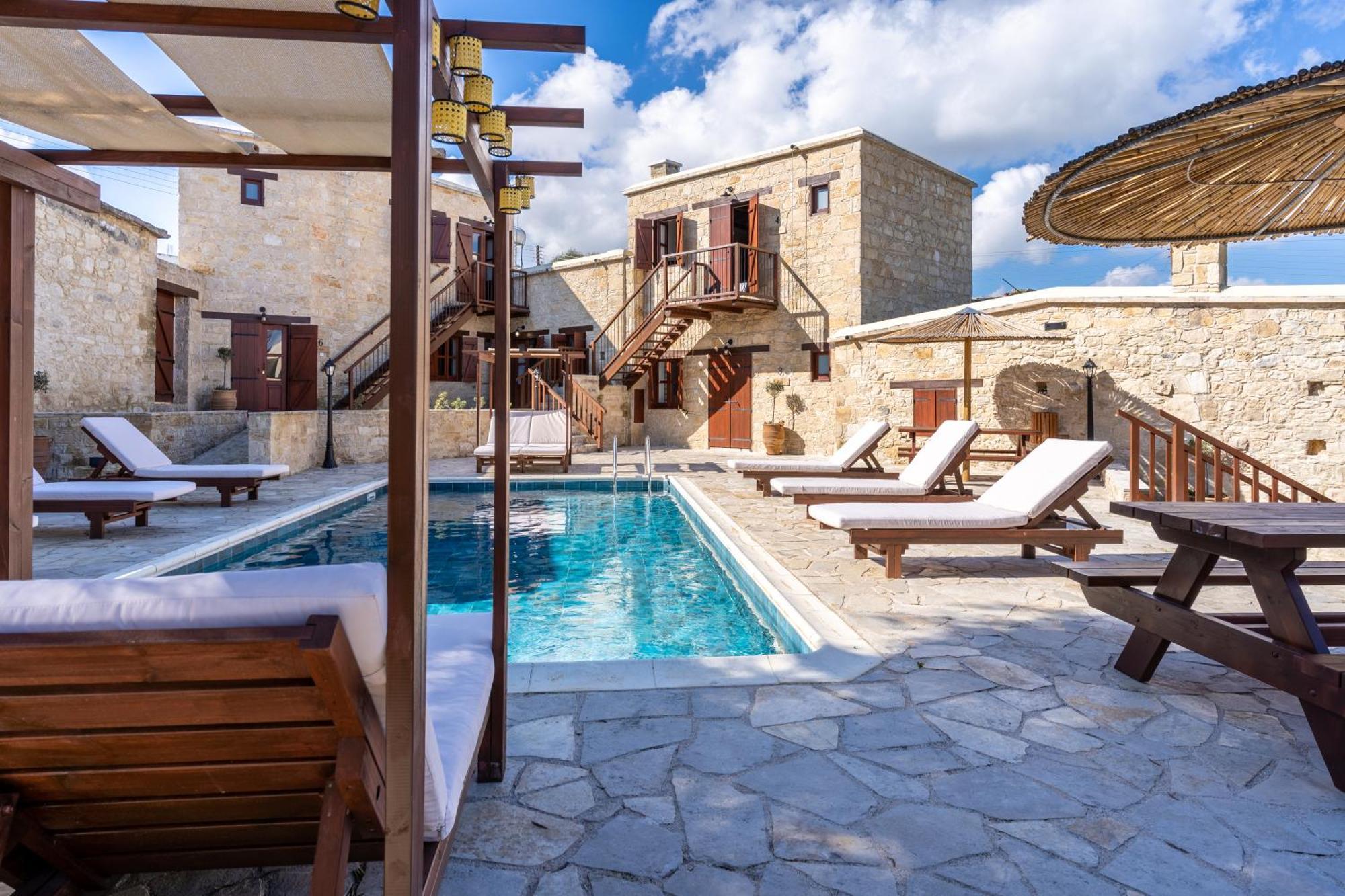 Stone Court Boutique Studios Милю Екстериор снимка