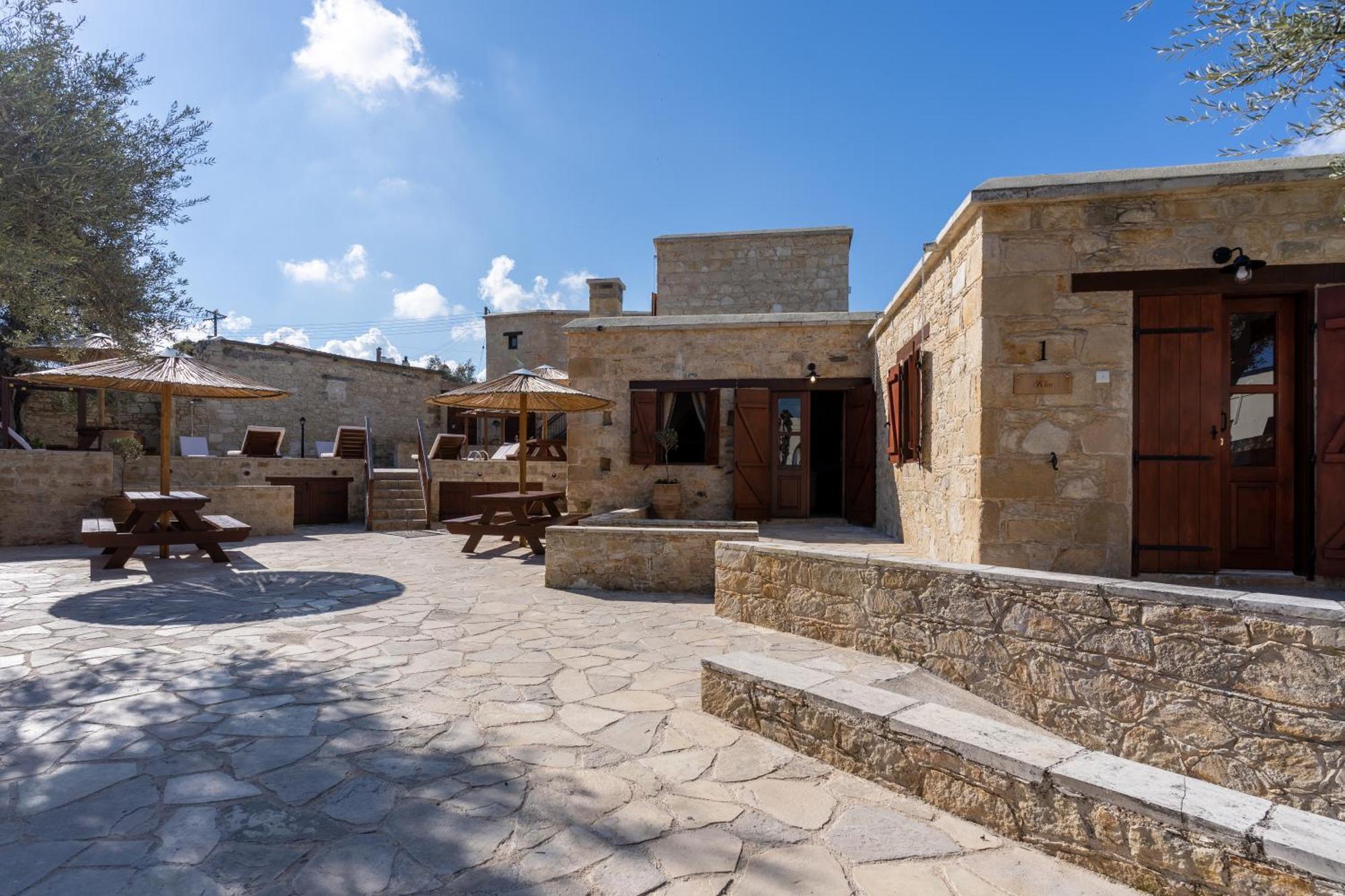 Stone Court Boutique Studios Милю Екстериор снимка
