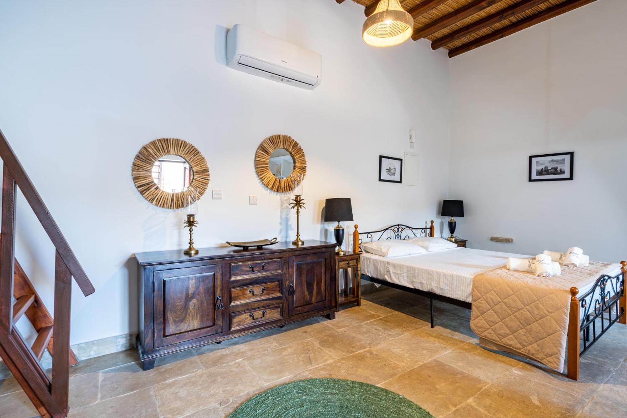 Stone Court Boutique Studios Милю Екстериор снимка