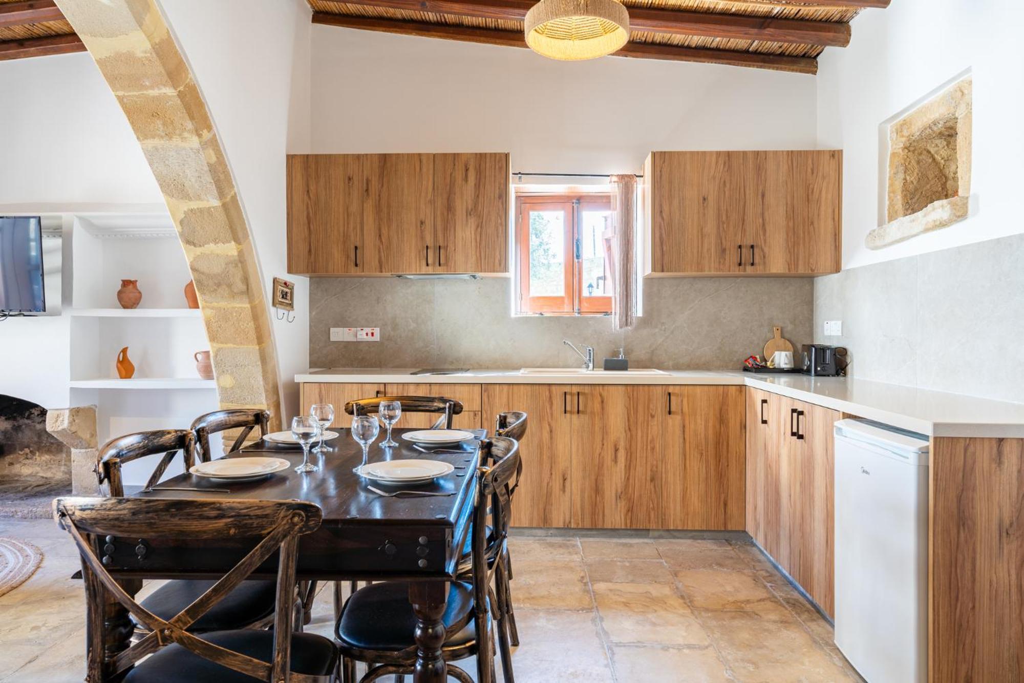 Stone Court Boutique Studios Милю Екстериор снимка