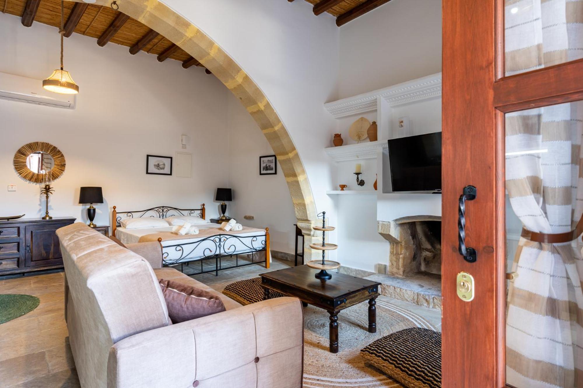 Stone Court Boutique Studios Милю Екстериор снимка