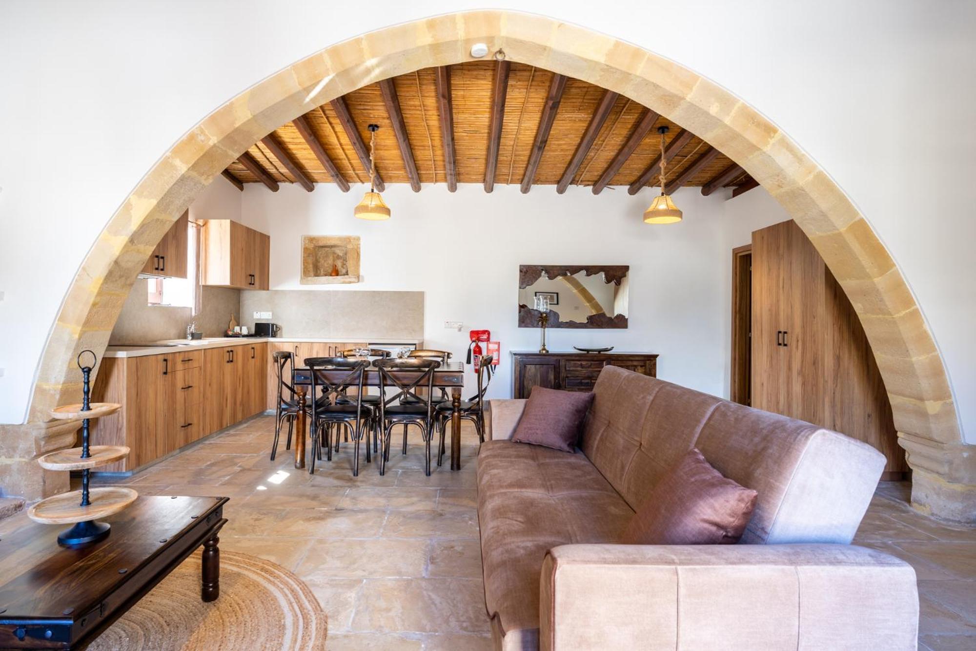 Stone Court Boutique Studios Милю Екстериор снимка
