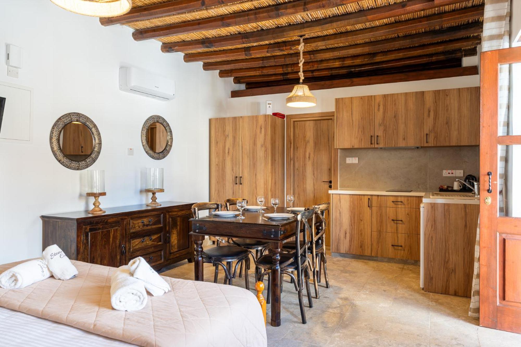 Stone Court Boutique Studios Милю Екстериор снимка