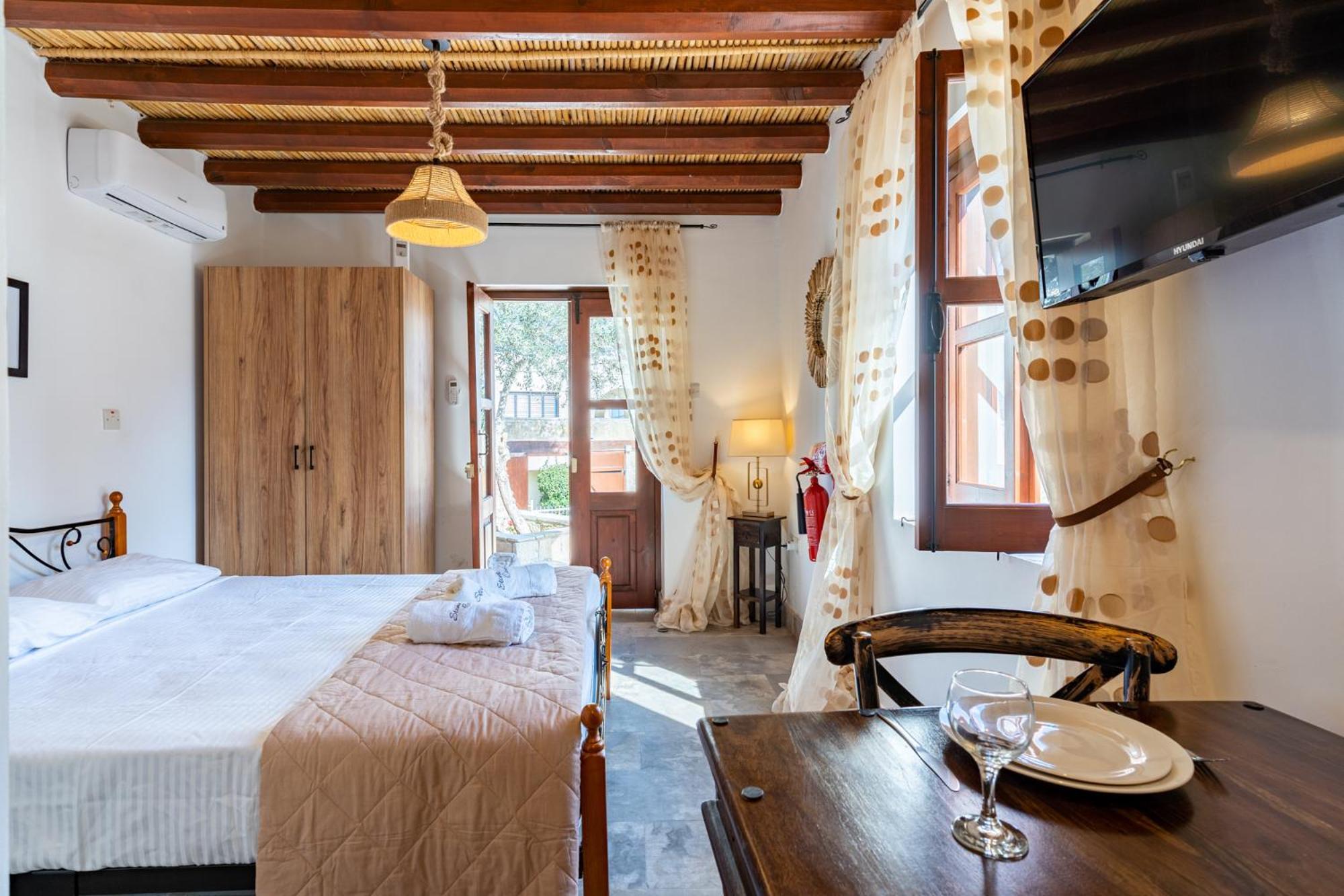 Stone Court Boutique Studios Милю Екстериор снимка