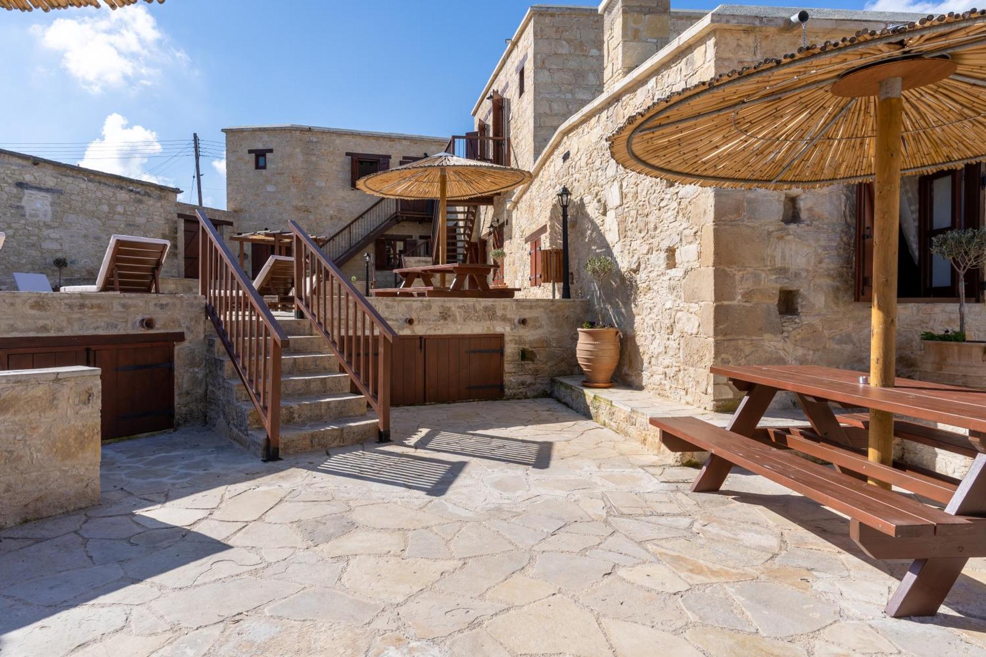 Stone Court Boutique Studios Милю Екстериор снимка